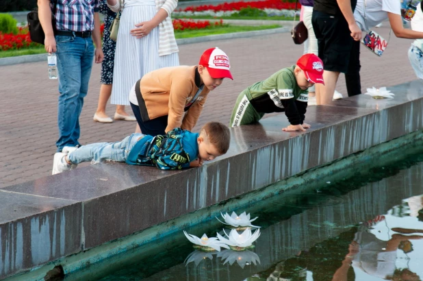 Флористы «Дон Пиона» запустили венки в центральный фонтан города в праздник Ивана Купалы.