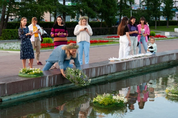 Флористы «Дон Пиона» запустили венки в центральный фонтан города в праздник Ивана Купалы.