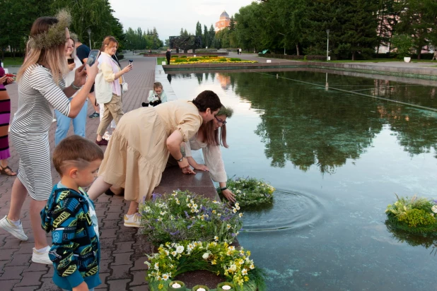 Флористы «Дон Пиона» запустили венки в центральный фонтан города в праздник Ивана Купалы.