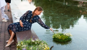 Флористы «Дон Пиона» запустили венки в центральный фонтан города в праздник Ивана Купалы.