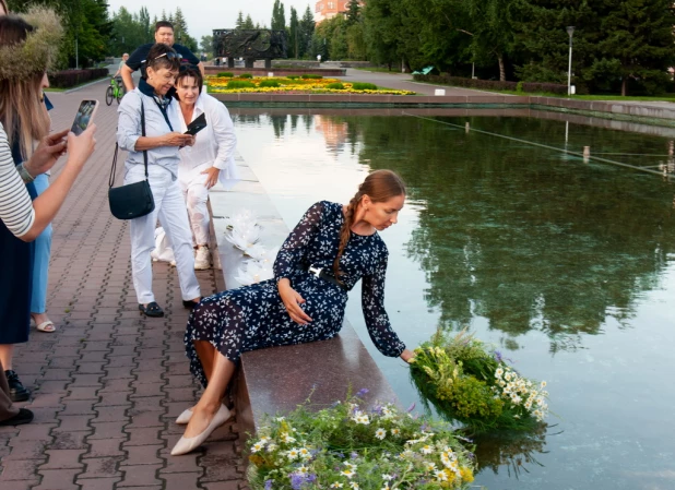 Флористы «Дон Пиона» запустили венки в центральный фонтан города в праздник Ивана Купалы.