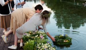 Флористы «Дон Пиона» запустили венки в центральный фонтан города в праздник Ивана Купалы.