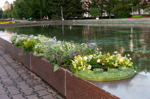 Флористы «Дон Пиона» запустили венки в центральный фонтан города в праздник Ивана Купалы.