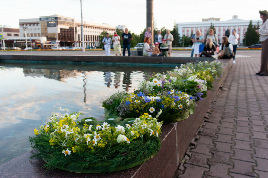 Флористы «Дон Пиона» запустили венки в центральный фонтан города в праздник Ивана Купалы.