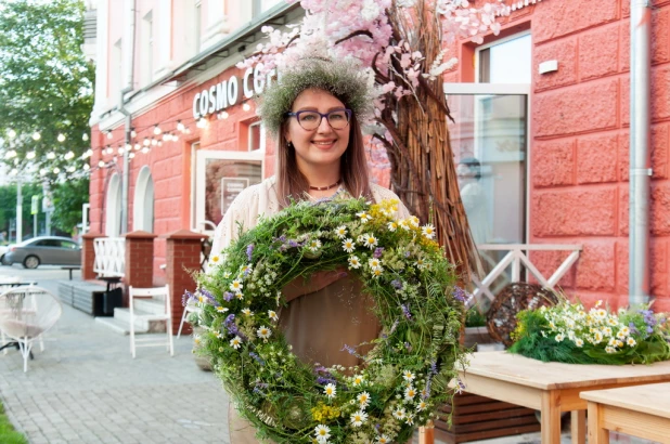 Флористы «Дон Пиона» запустили венки в центральный фонтан города в праздник Ивана Купалы.