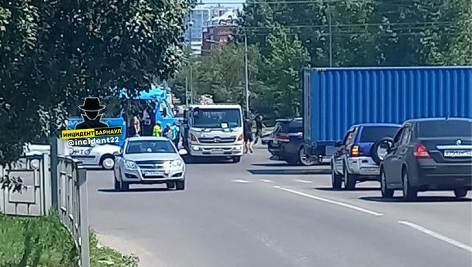 В Барнауле "собянинский" трамвай въехал в грузовик