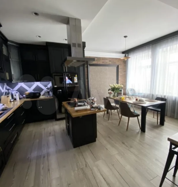 4-к. квартира, 174 м², 6/6 эт.