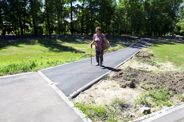 В Барнауле на Змеиногорском тракте делают велодорожку