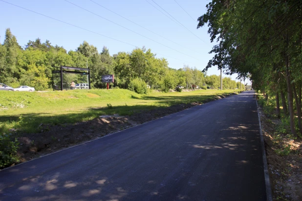 В Барнауле на Змеиногорском тракте делают велодорожку