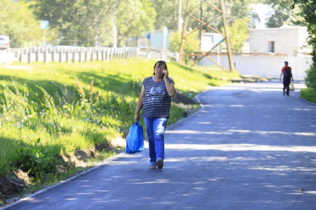 В Барнауле на Змеиногорском тракте делают велодорожку