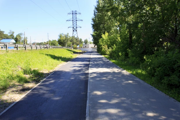 В Барнауле на Змеиногорском тракте делают велодорожку