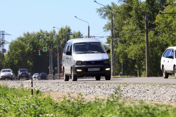 В Барнауле на Змеиногорском тракте делают велодорожку