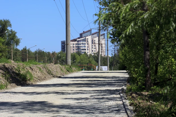 В Барнауле на Змеиногорском тракте делают велодорожку