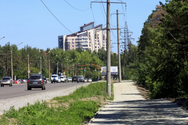 В Барнауле на Змеиногорском тракте делают велодорожку