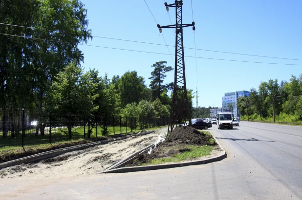 В Барнауле на Змеиногорском тракте делают велодорожку