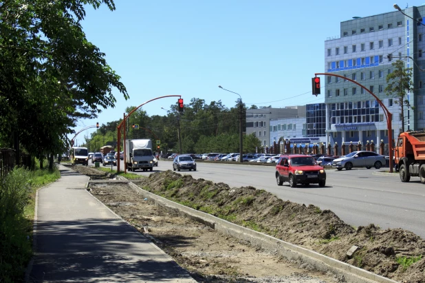 В Барнауле на Змеиногорском тракте делают велодорожку