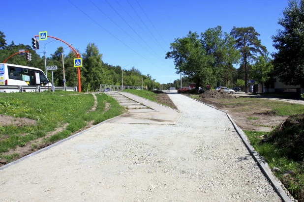 В Барнауле на Змеиногорском тракте делают велодорожку