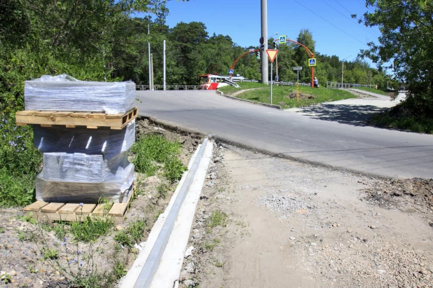 В Барнауле на Змеиногорском тракте делают велодорожку