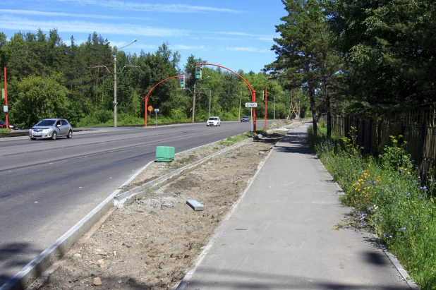 В Барнауле на Змеиногорском тракте делают велодорожку