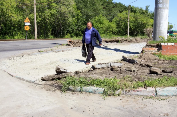 В Барнауле на Змеиногорском тракте делают велодорожку