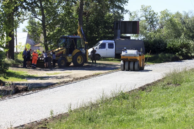 В Барнауле на Змеиногорском тракте делают велодорожку