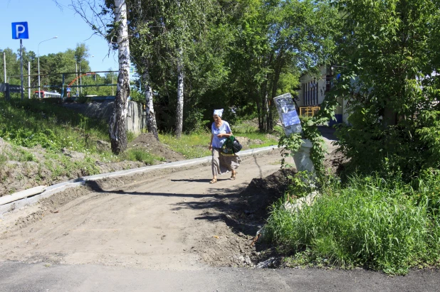 В Барнауле на Змеиногорском тракте делают велодорожку