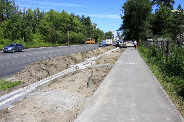 В Барнауле на Змеиногорском тракте делают велодорожку