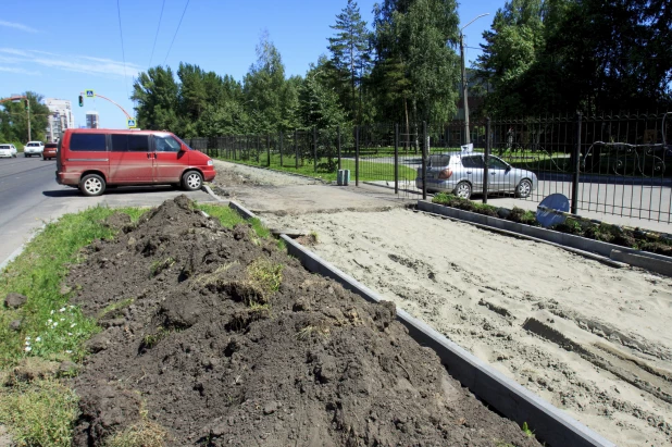 В Барнауле на Змеиногорском тракте делают велодорожку