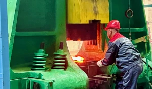 Штамповочный молот в кузнечном цехе.