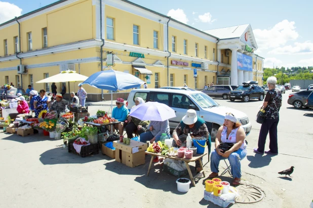 Торговля на рынке на Спартаке