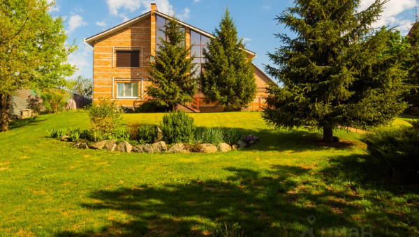 Трехэтажный коттедж с сочным зеленым садом продается в Новоалтайске за 13,5  млн