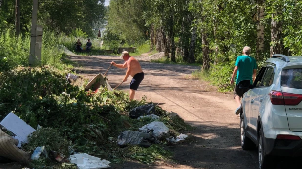 На вторую контейнерную площадку в п. Плодопитомник тоже везут растительные отходы..