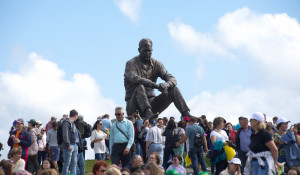 Сростки. Памятник В. М. Шукшину на горе Пикет.
