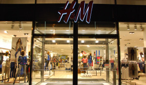 H&M. Вывеска.