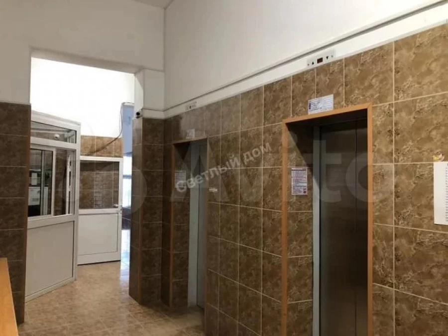 «Трешку» с дерзким красным туалетом продают на ул. Папанинцев, 111 Барнаула за 13,25 млн рублей.