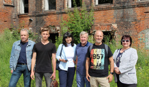 Группа барнаульцев, объединившихся вокруг идеи спасения Дома Поскотинова (и корреспондент altapress.ru).