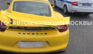 Porshe, на который упал мужчина