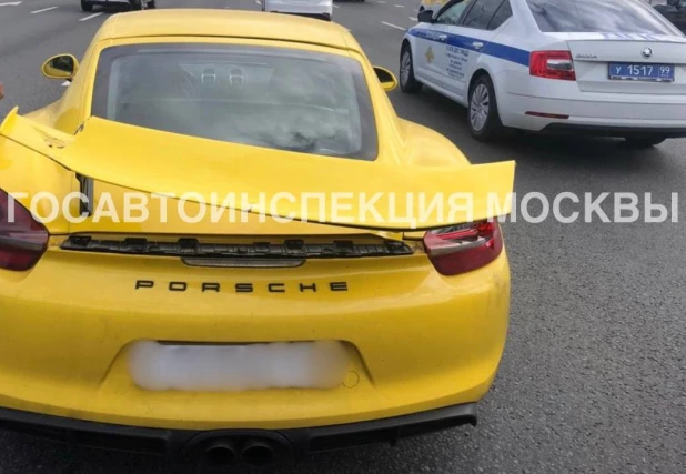 Porshe, на который упал мужчина