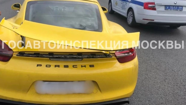 Porshe, на который упал мужчина