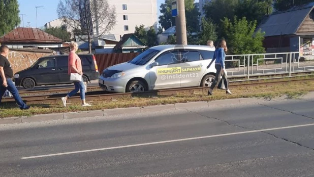 ДТП с легковым автомобилем на рельсах. 