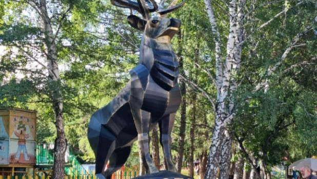 Скульптура оленя в барнаульском зоопарке