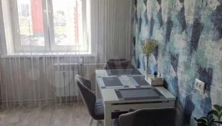 «Однушку» с застекленным балконом и зеркалом-«иллюминатором» продают в Барнауле за 3,5 млн рублей