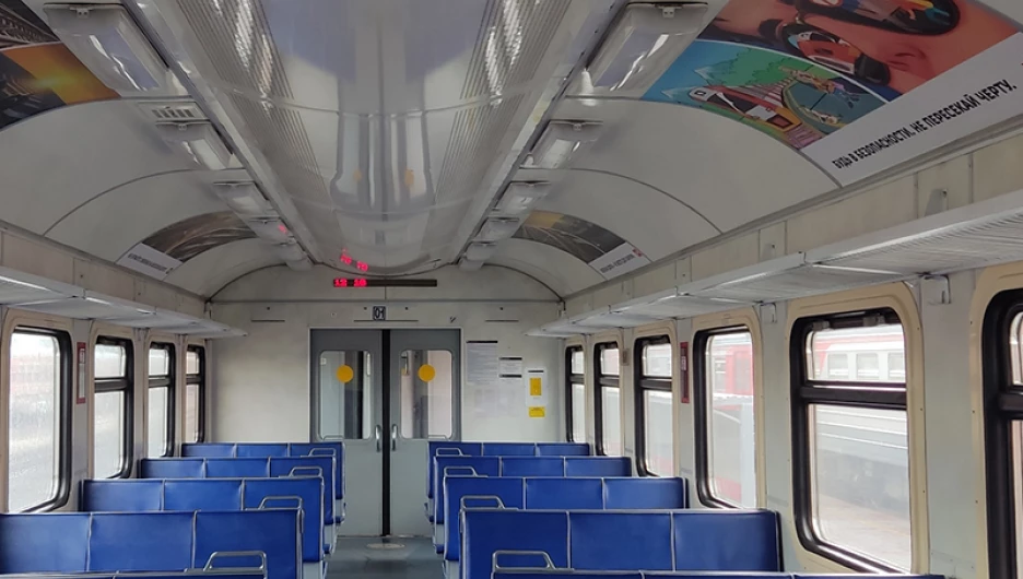 В алтайском поезде развесили плакаты, чтобы остановить травматизм на железной дороге