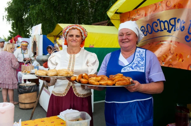 Торговля в Сростках.