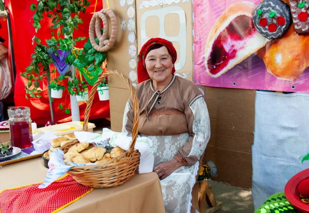 Торговля в Сростках.