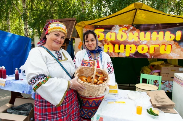 Торговля в Сростках.