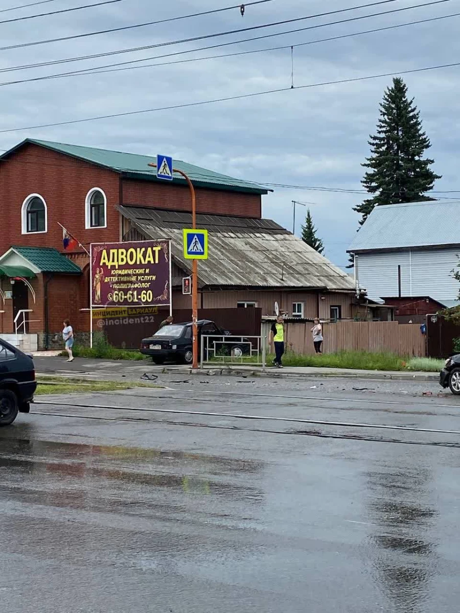 В Барнауле на ул. Северо-Западная произошла авария