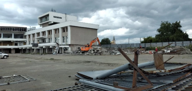 В Барнауле приступили к решительному сносу Речного вокзала 25.07.2022.