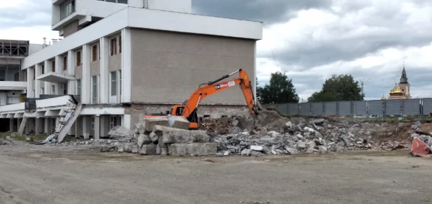 В Барнауле приступили к решительному сносу Речного вокзала 25.07.2022.