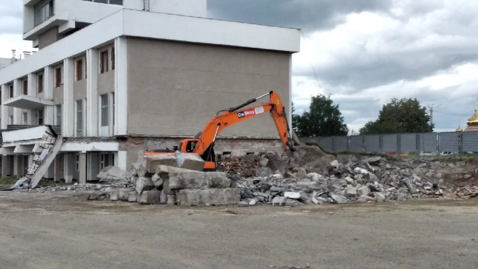 В Барнауле приступили к решительному сносу Речного вокзала 25.07.2022.
